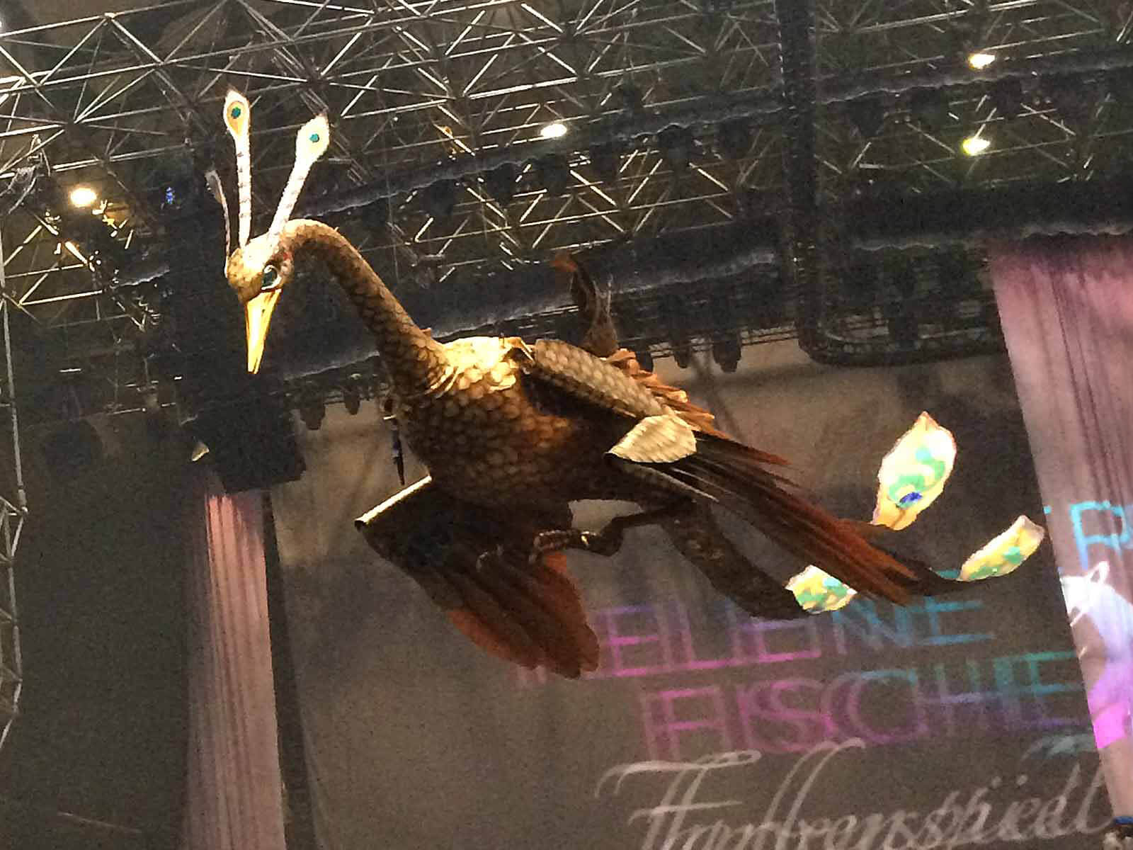 Fliegender Vogel der Helene Fischer Show